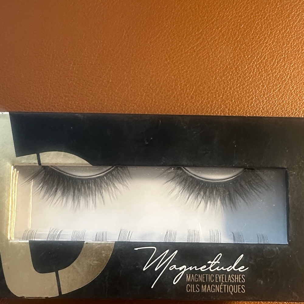 Tori Belle Magnetic Eyelashes in Black. Style “ I Do”
New in box